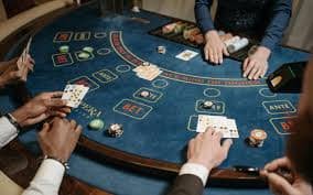 Simbol keamanan data dan privasi pengguna di platform hiburan digital